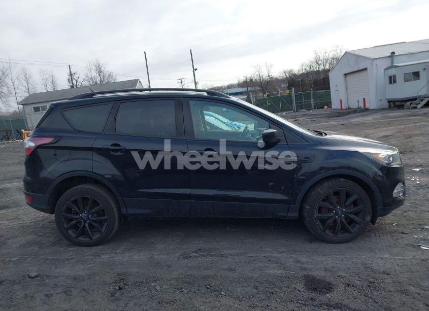 Photo 13 of 2018 Ford Escape SE (VIN 1FMCU9GDXJUC26390)