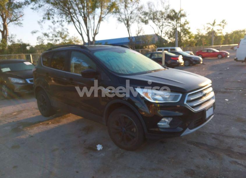 2018 Ford Escape SE (VIN 1FMCU9GDXJUC61592) main photo
