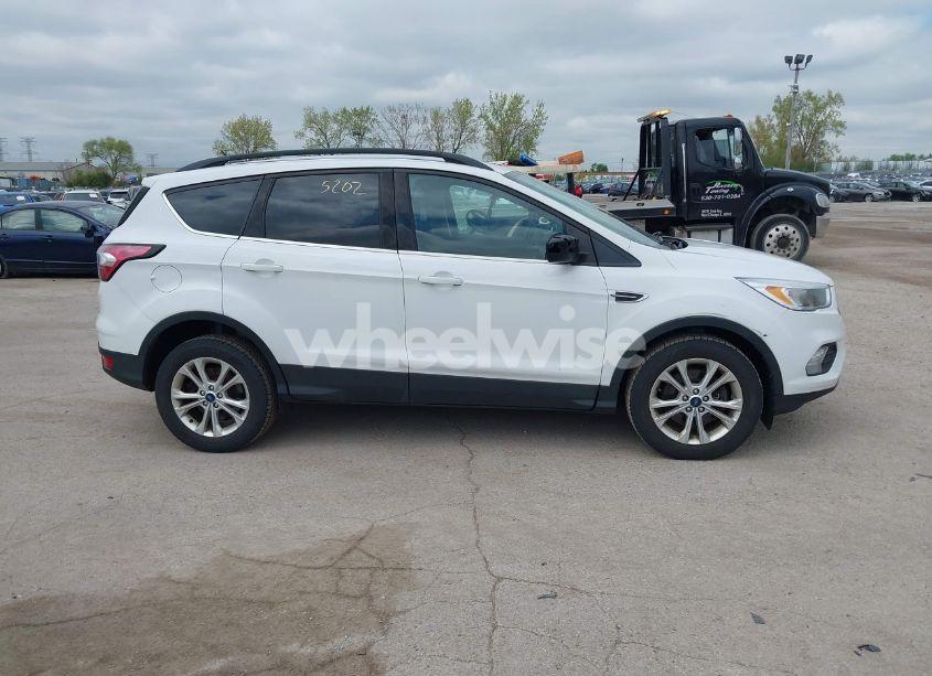 Photo 13 of 2018 Ford Escape SE (VIN 1FMCU9GDXJUC99453)