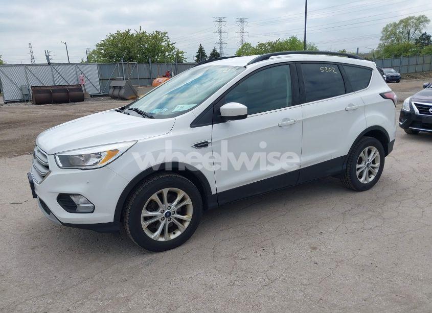 Photo 2 of 2018 Ford Escape SE (VIN 1FMCU9GDXJUC99453)