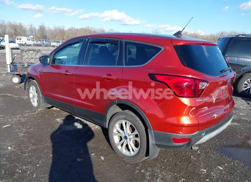 Photo 3 of 2019 Ford Escape SE (VIN 1FMCU9GDXKUA01324)