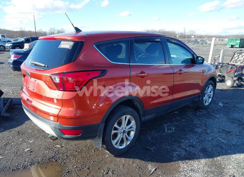 Photo 4 of 2019 Ford Escape SE (VIN 1FMCU9GDXKUA01324)