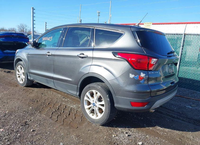Photo 3 of 2019 Ford Escape SE (VIN 1FMCU9GDXKUA15191)