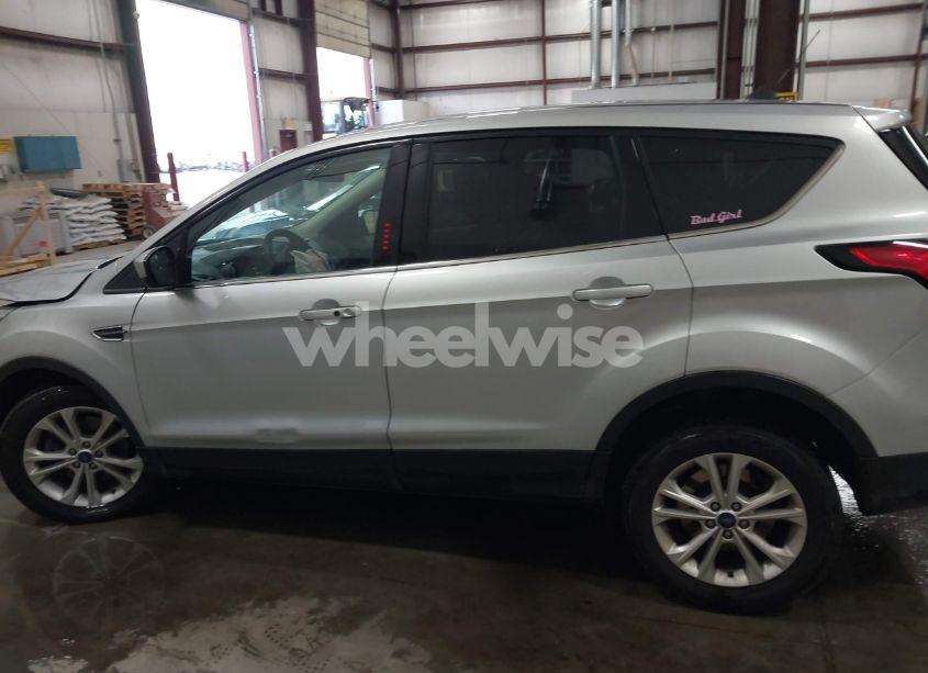 Photo 13 of 2019 Ford Escape SE (VIN 1FMCU9GDXKUA26840)