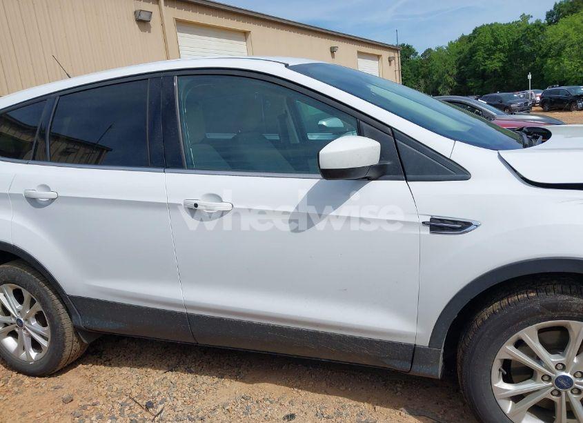 Photo 13 of 2019 Ford Escape SE (VIN 1FMCU9GDXKUA29656)