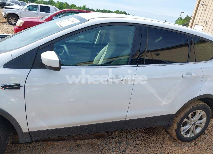 Photo 14 of 2019 Ford Escape SE (VIN 1FMCU9GDXKUA29656)