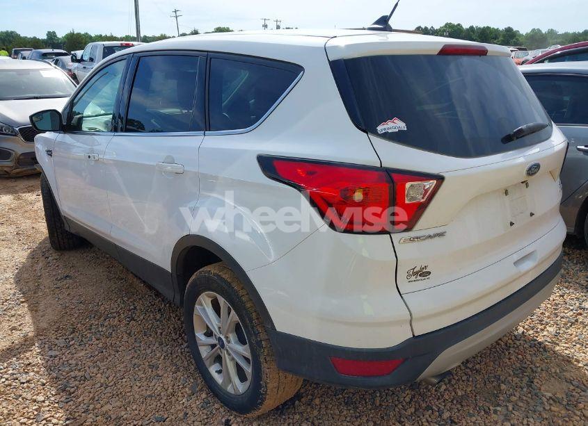 Photo 3 of 2019 Ford Escape SE (VIN 1FMCU9GDXKUA29656)