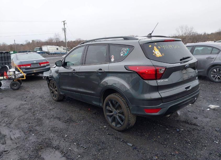 Photo 3 of 2019 Ford Escape SE (VIN 1FMCU9GDXKUA48269)