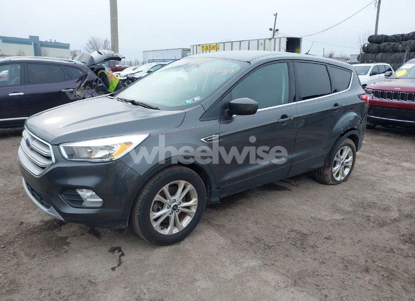 Photo 2 of 2019 Ford Escape SE (VIN 1FMCU9GDXKUA66917)