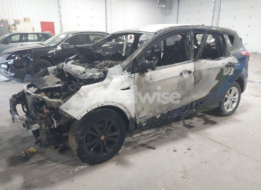 Photo 2 of 2019 Ford Escape SE (VIN 1FMCU9GDXKUB16733)