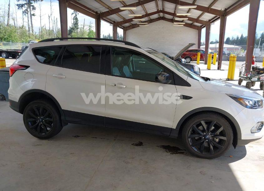 Photo 14 of 2019 Ford Escape SE (VIN 1FMCU9GDXKUB63437)