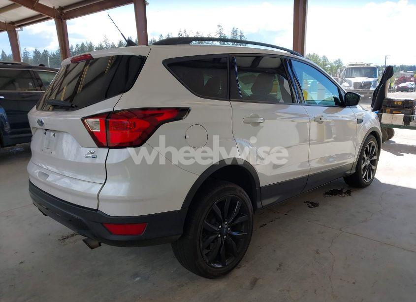 Photo 4 of 2019 Ford Escape SE (VIN 1FMCU9GDXKUB63437)