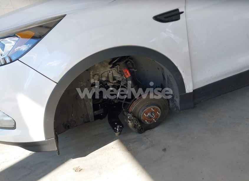 Photo 6 of 2019 Ford Escape SE (VIN 1FMCU9GDXKUB63437)