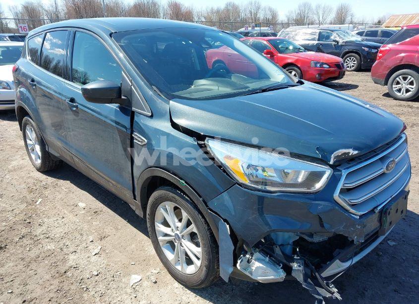 2019 Ford Escape SE (VIN 1FMCU9GDXKUC06609) main photo