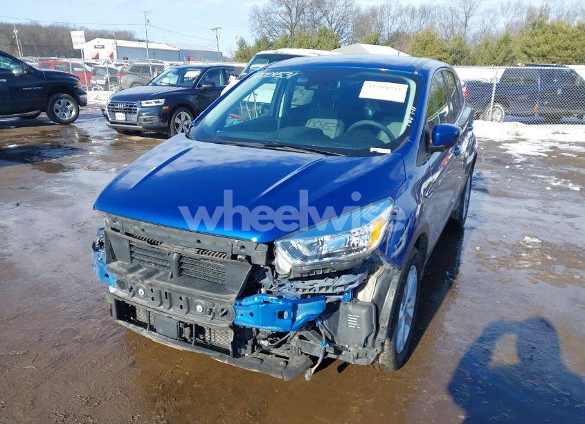 Photo 2 of 2019 Ford Escape SE (VIN 1FMCU9GDXKUC47662)