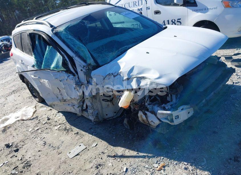 2016 Ford Escape SE (VIN 1FMCU9GX2GUC13927) main photo