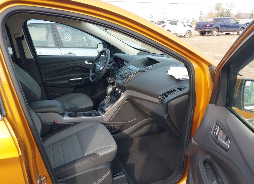 Photo 5 of 2016 Ford Escape SE (VIN 1FMCU9GX5GUA34782)