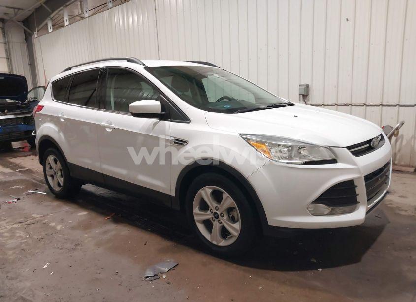 2016 Ford Escape SE (VIN 1FMCU9GX6GUB72699) main photo