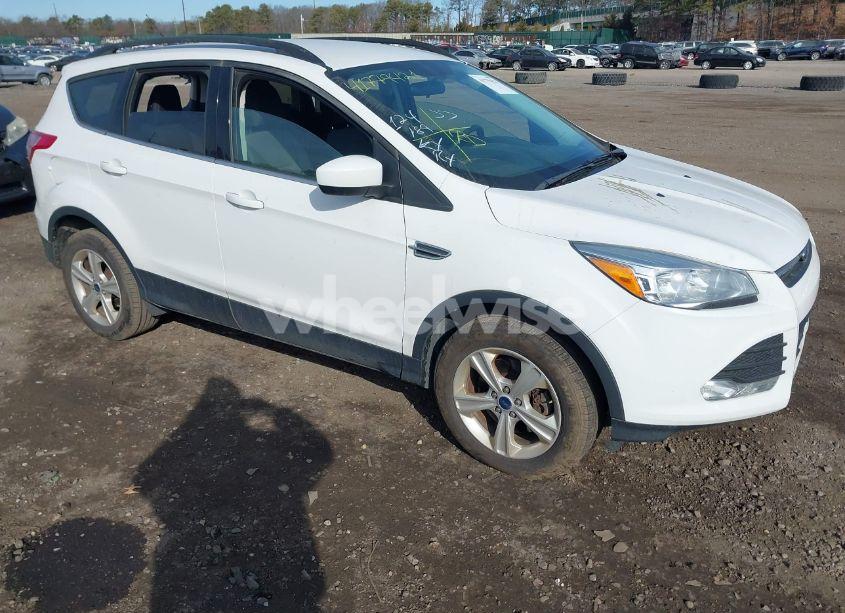 2016 Ford Escape SE (VIN 1FMCU9GXXGUB86301) main photo