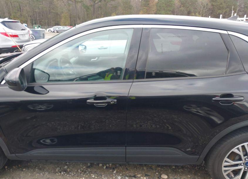 Photo 15 of 2022 Ford Escape SEL (VIN 1FMCU9H61NUA83223)