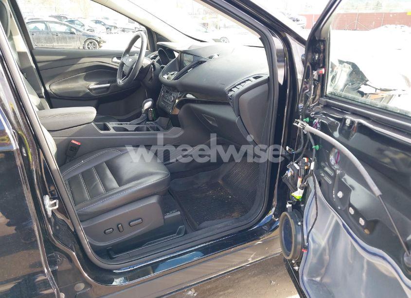 Photo 5 of 2019 Ford Escape (VIN 1FMCU9J91KUA43093)