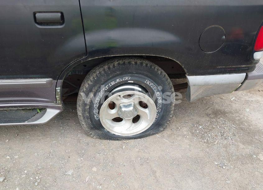 Photo 6 of 1996 Ford Explorer (VIN 1FMDU34X7TZB67613)