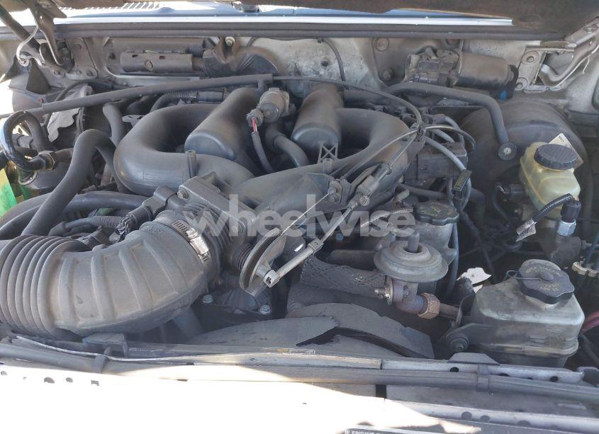Photo 10 of 2000 Ford Explorer XLT (VIN 1FMDU63E6YUA49199)