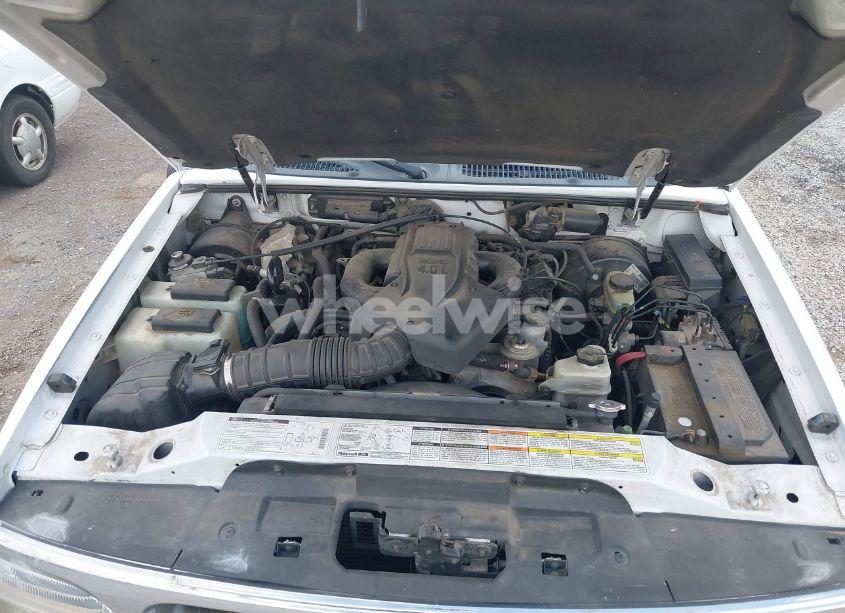 Photo 10 of 2000 Ford Explorer XLT (VIN 1FMDU73E6YZB38828)