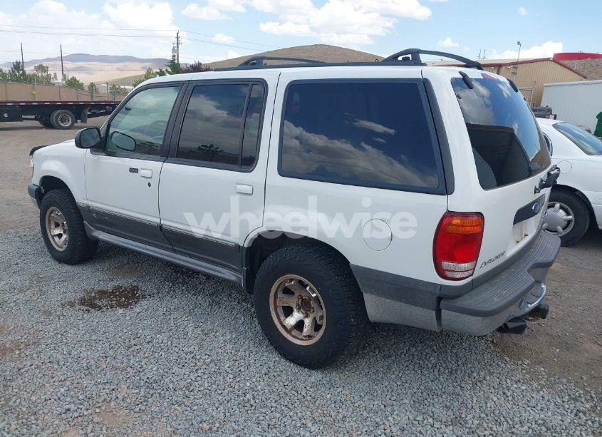 Photo 3 of 2000 Ford Explorer XLT (VIN 1FMDU73E6YZB38828)