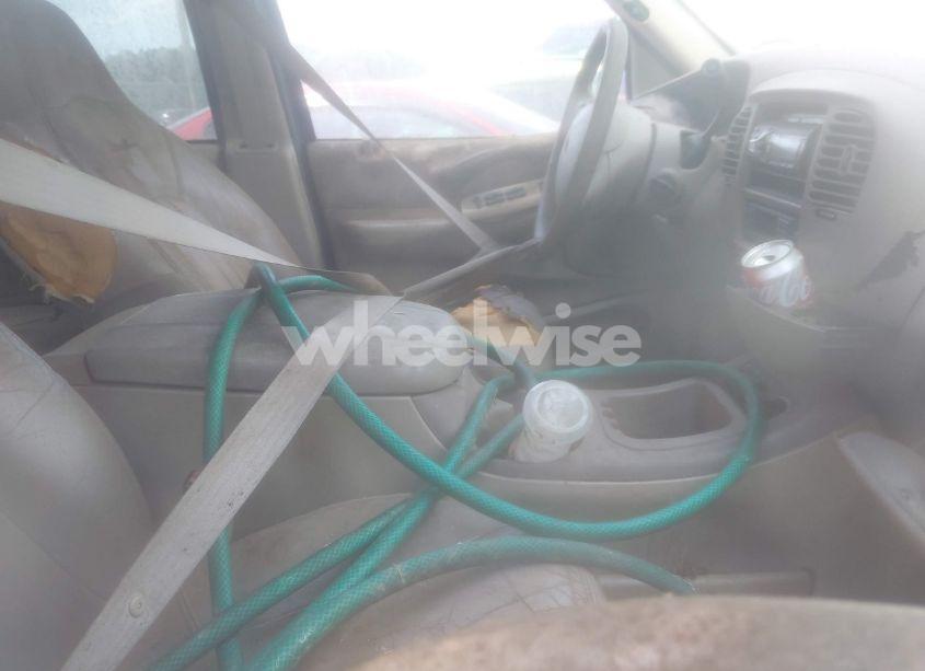 Photo 5 of 2002 Ford Expedition EDDIE BAUER (VIN 1FMEU17W32LA67991)