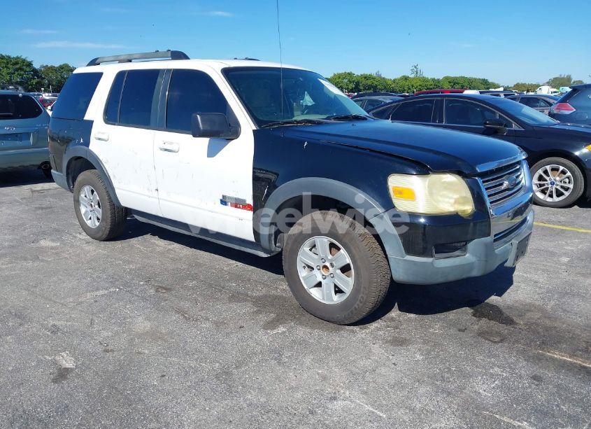 2007 Ford Explorer XLT (VIN 1FMEU63E87UA87522) main photo