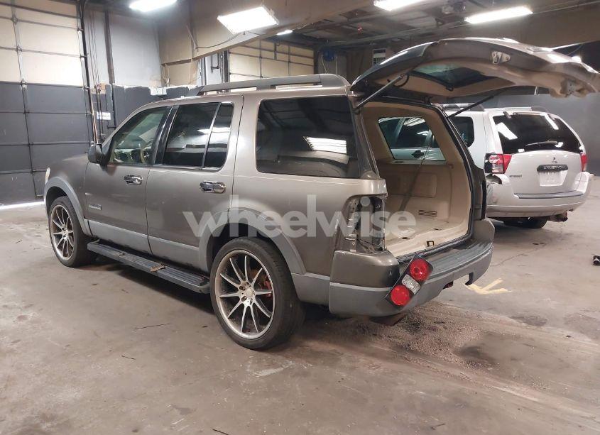 Photo 3 of 2006 Ford Explorer XLT (VIN 1FMEU73E06UB06021)