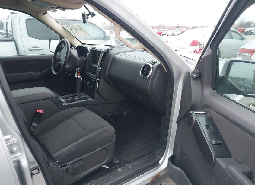 Photo 5 of 2010 Ford Explorer XLT (VIN 1FMEU7DE5AUA98330)