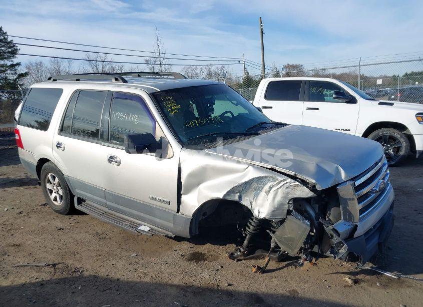 2007 Ford Expedition XLT (VIN 1FMFU155X7LA89024) main photo
