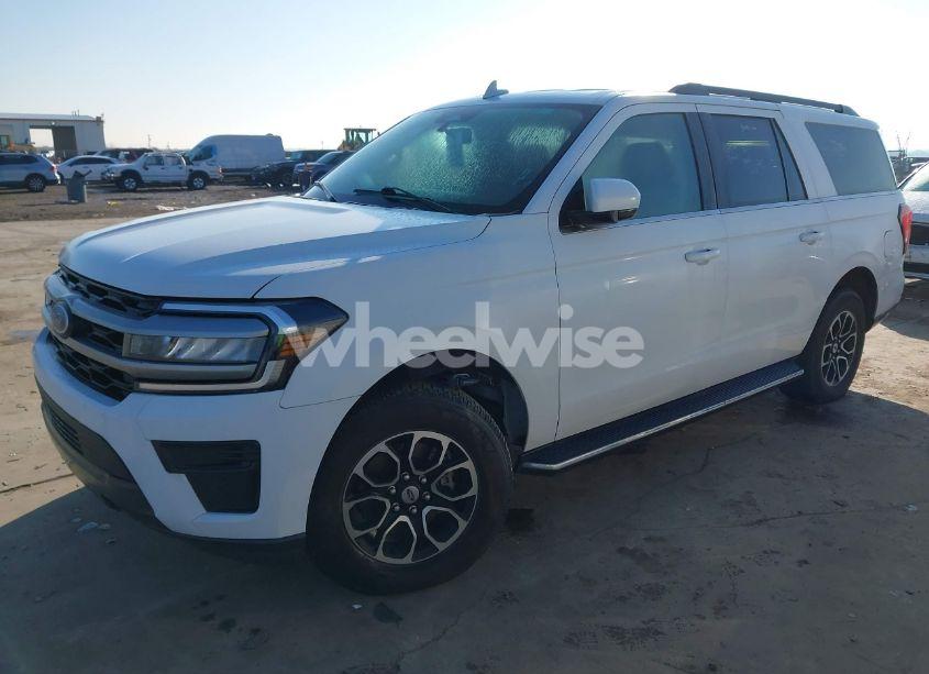Photo 2 of 2023 Ford Expedition XLT MAX (VIN 1FMJK1H86PEA03833)