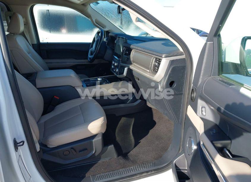 Photo 5 of 2023 Ford Expedition XLT MAX (VIN 1FMJK1H86PEA03833)