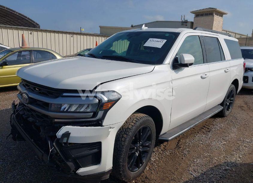 Photo 2 of 2022 Ford Expedition XLT MAX (VIN 1FMJK1HT3NEA48763)