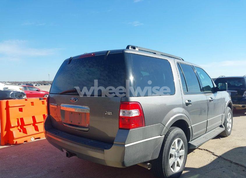 Photo 4 of 2010 Ford Expedition XLT (VIN 1FMJU1F50AEB46044)