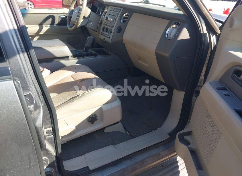 Photo 5 of 2010 Ford Expedition XLT (VIN 1FMJU1F50AEB46044)