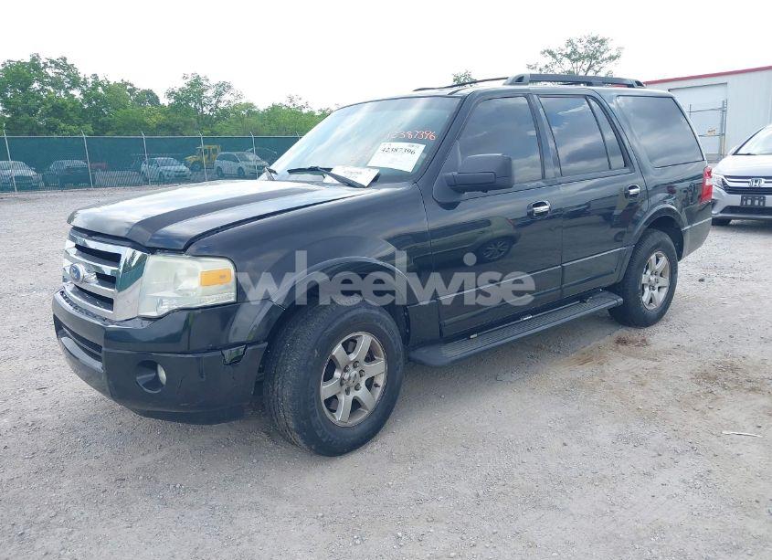 Photo 2 of 2010 Ford Expedition XLT (VIN 1FMJU1F52AEB49740)