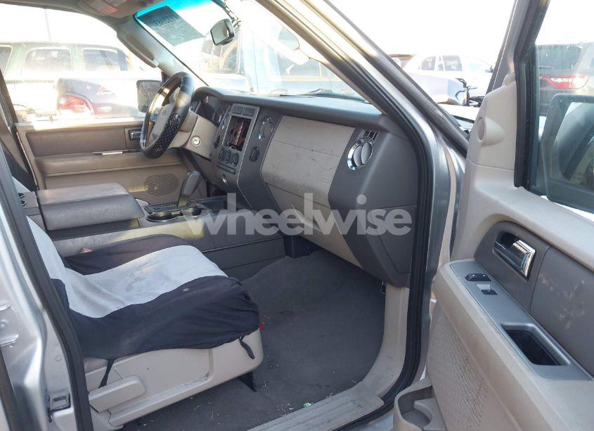 Photo 5 of 2010 Ford Expedition XLT (VIN 1FMJU1F53AEA99379)