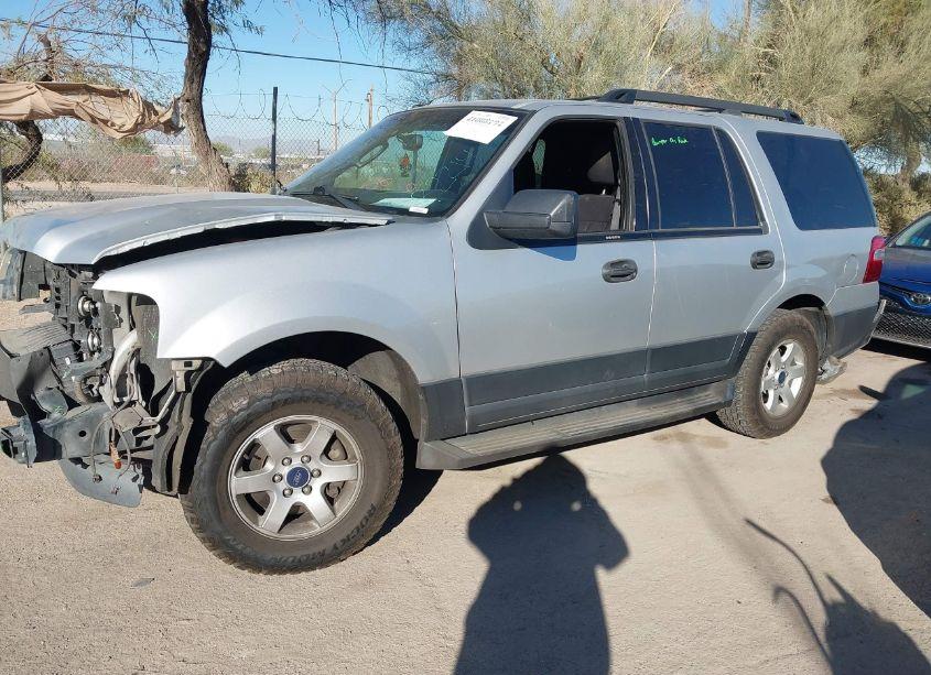 Photo 2 of 2015 Ford Expedition XL (VIN 1FMJU1FT0FEF14549)