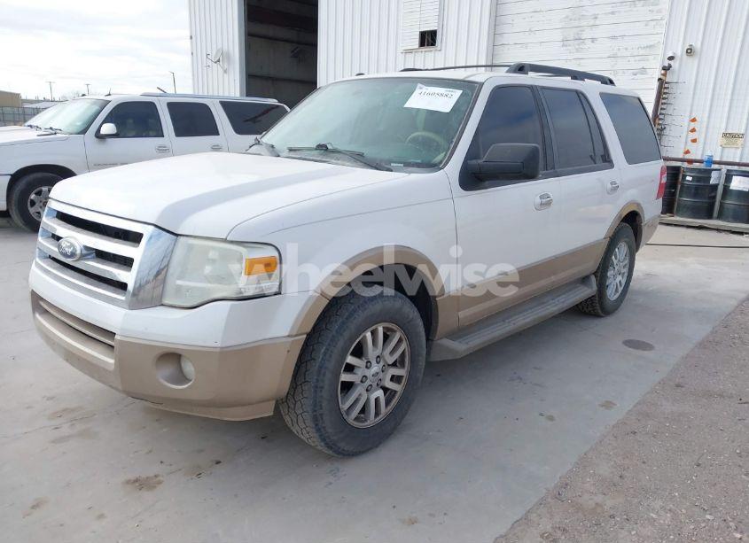 Photo 2 of 2014 Ford Expedition XLT (VIN 1FMJU1H58EEF22492)