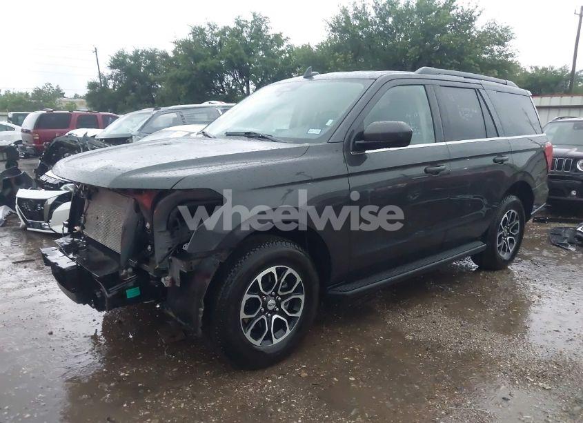 Photo 2 of 2024 Ford Expedition XLT (VIN 1FMJU1H81REA50121)