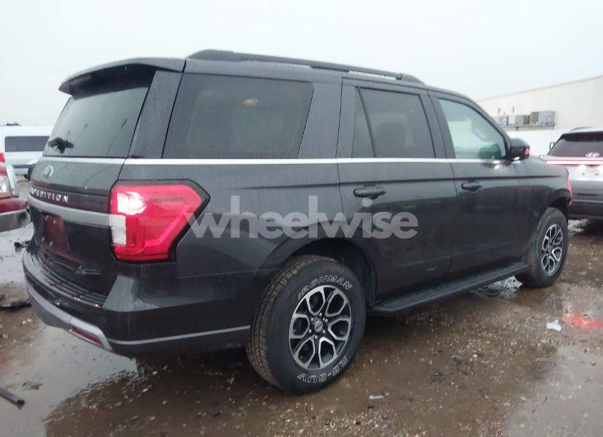 Photo 4 of 2024 Ford Expedition XLT (VIN 1FMJU1H81REA50121)