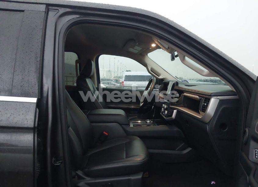 Photo 5 of 2024 Ford Expedition XLT (VIN 1FMJU1H81REA50121)