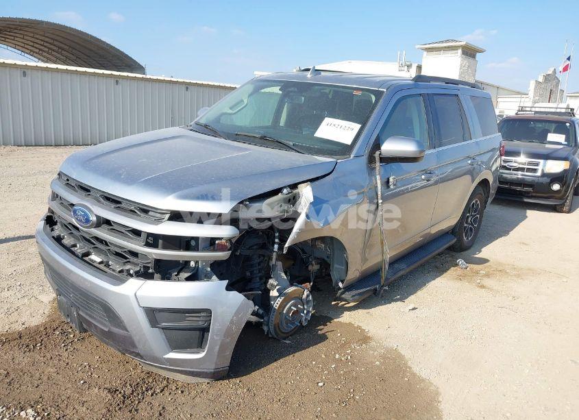 Photo 2 of 2024 Ford Expedition XLT (VIN 1FMJU1H81REA51527)