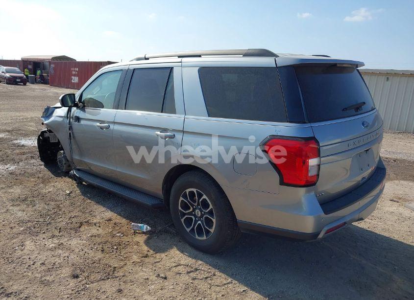 Photo 3 of 2024 Ford Expedition XLT (VIN 1FMJU1H81REA51527)