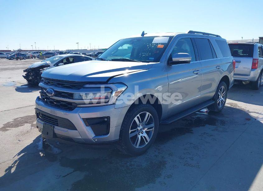 Photo 2 of 2024 Ford Expedition XLT (VIN 1FMJU1H81REA58591)