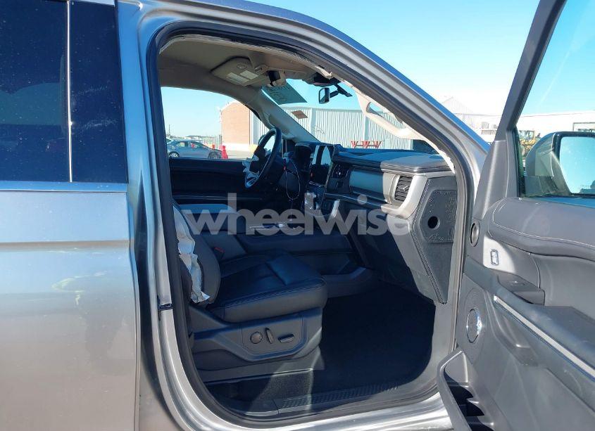 Photo 5 of 2024 Ford Expedition XLT (VIN 1FMJU1H81REA58591)